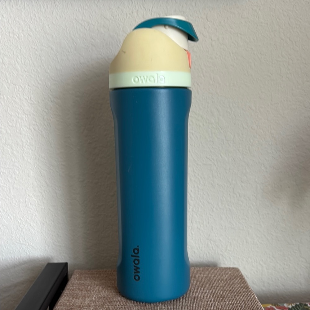Owala Turquoise Blue Freesip 24oz